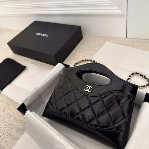 Classic CHANEL Bag: A Stylish and Versatile Choice for Elegance - Picture 4 of 4